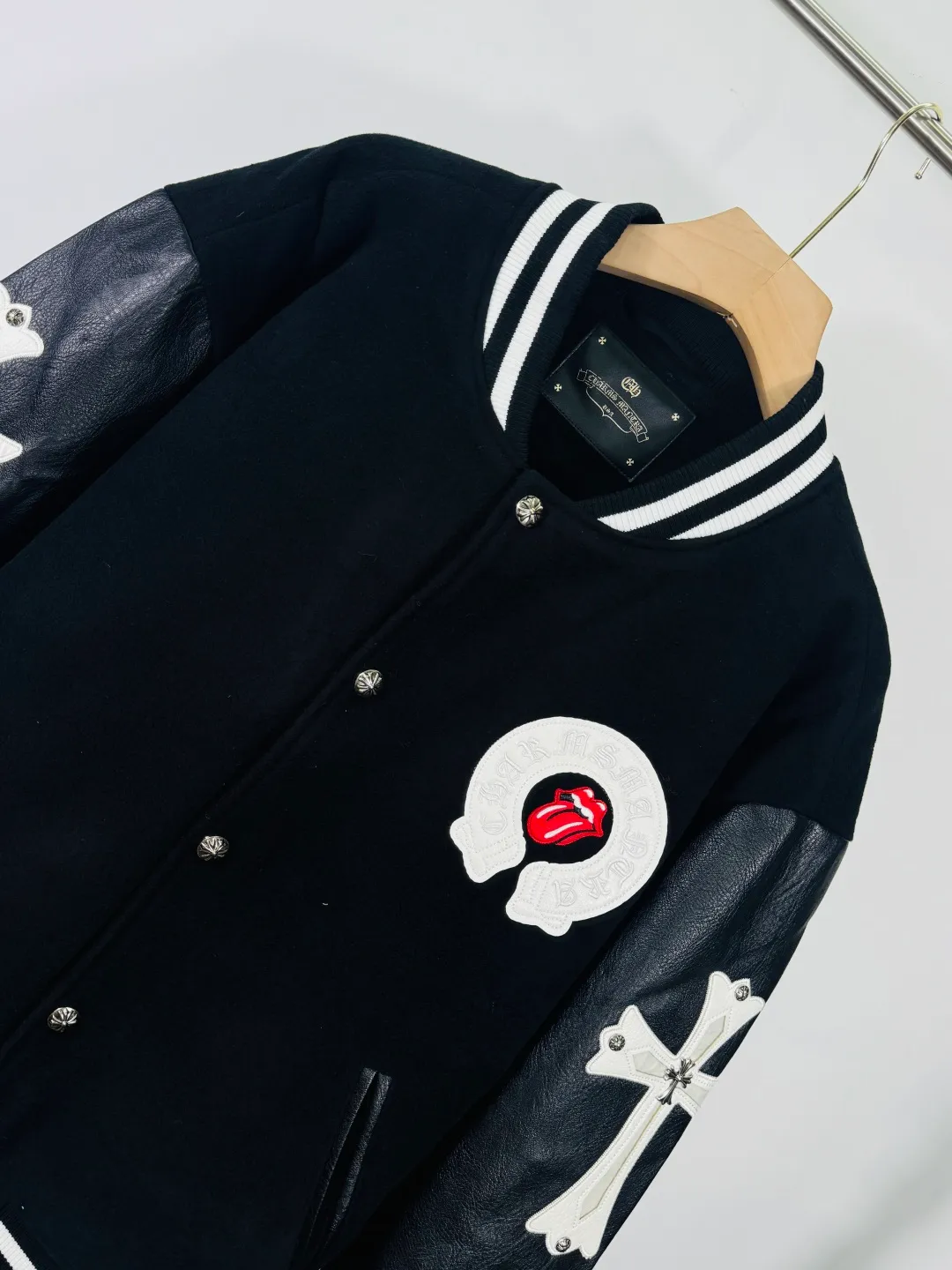 P520 top version 🐮 Real shot without P, ​​different from market products] Chrome Hearts 🍁Winter clothing is coming🍁 Sanskrit cross woolen leather sleeves spliced ​​baseball embroidered cotton jacket, heavy embroidery ➕ both sleeves and whole leather, counter synchronization, heavy industry! ! Customized version of thickened woolen fabric, silk lining, customized version of hardware, not the ordinary version on the market! ! Recommended color: wool with leather Code numbers: S, M, L, XL